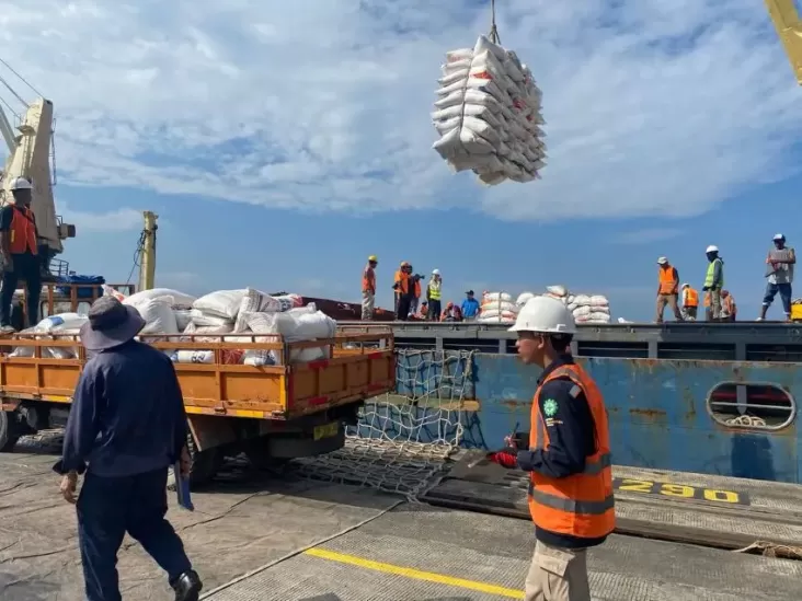 Bulog dan Sucofindo Kolaborasi Muat Beras di Papua