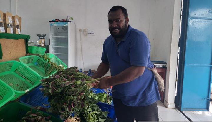 Kisah Pemuda Papua Lulusan Inggris Buka Toko Sayur