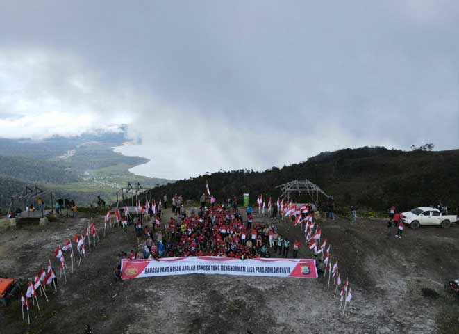 Polda Papua Barat Touring Merah Putih Bendera di Puncak Kobrey