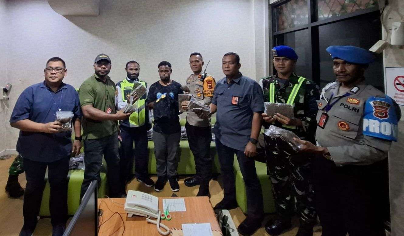 Petugas Bandara Sentani