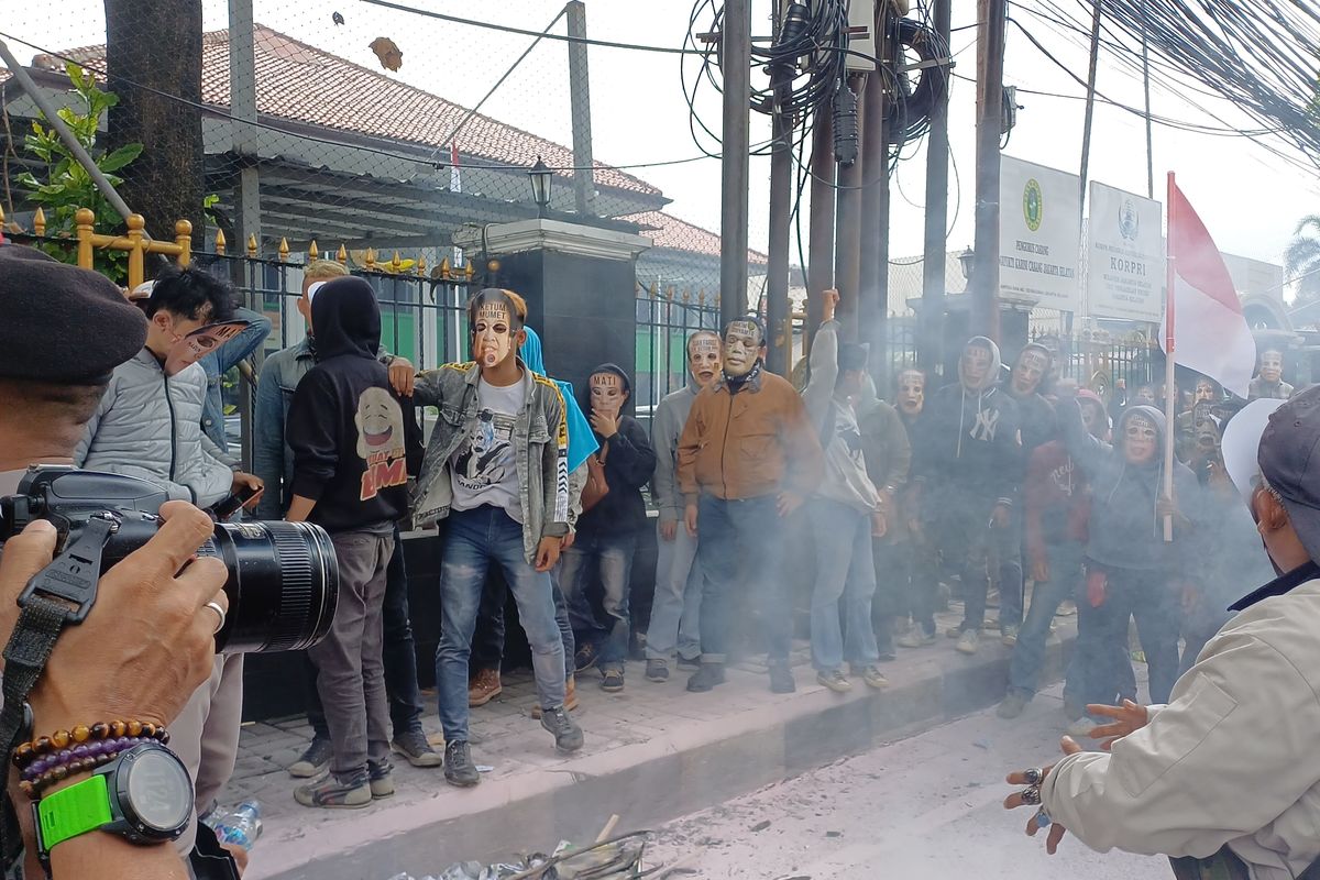 Massa Pro dan Kontra Hasto Bentrok di Pengadilan Tipikor Jakarta