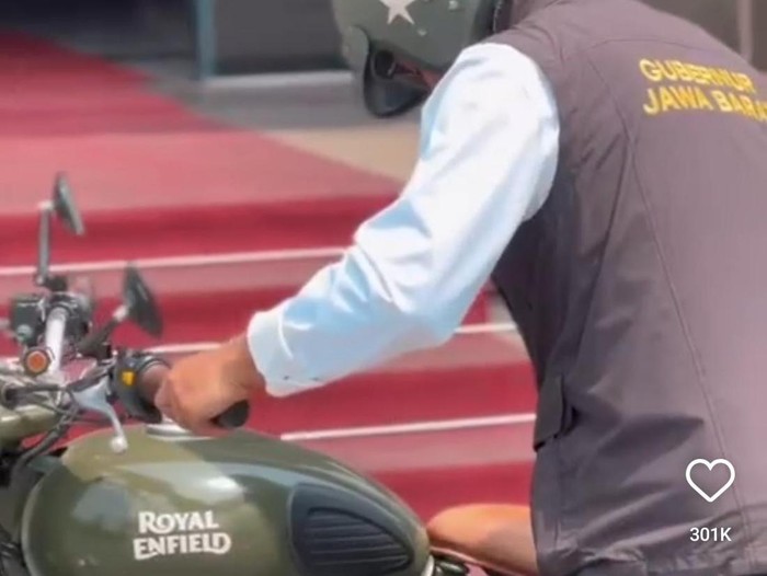 Ridwan Kamil Naik Royal Enfield yang Kini Jadi Sitaan KPK
