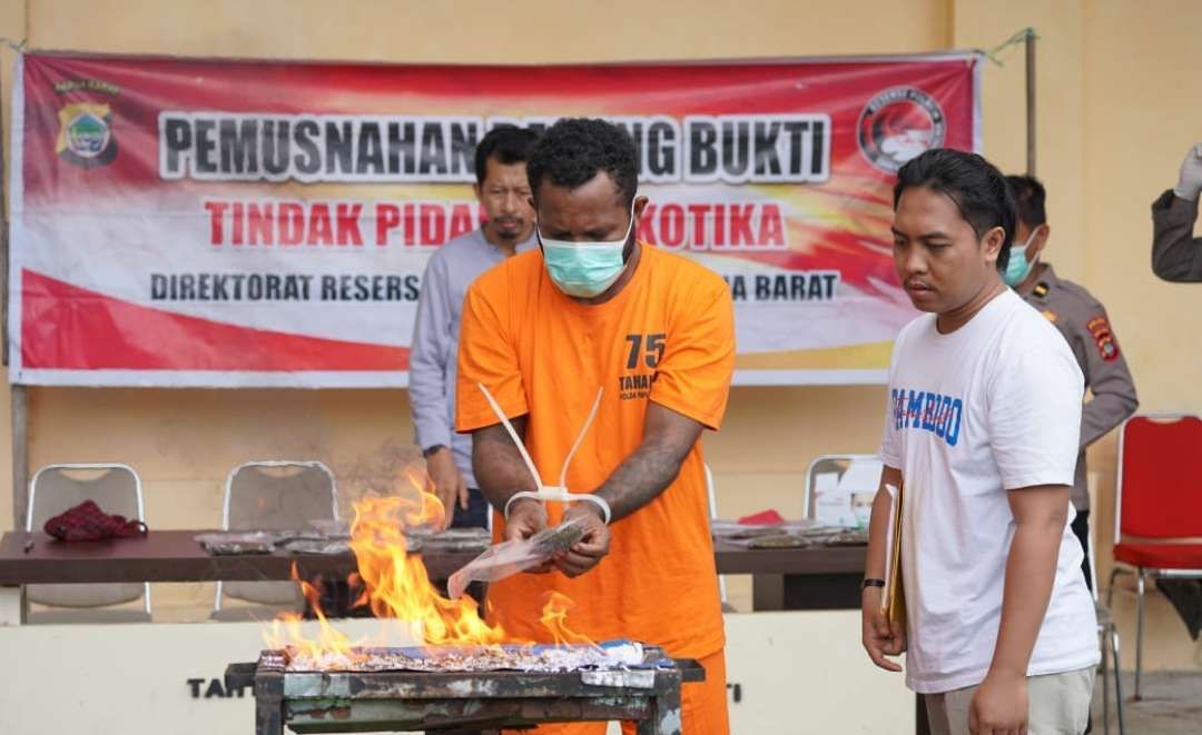 Polisi Musnahkan