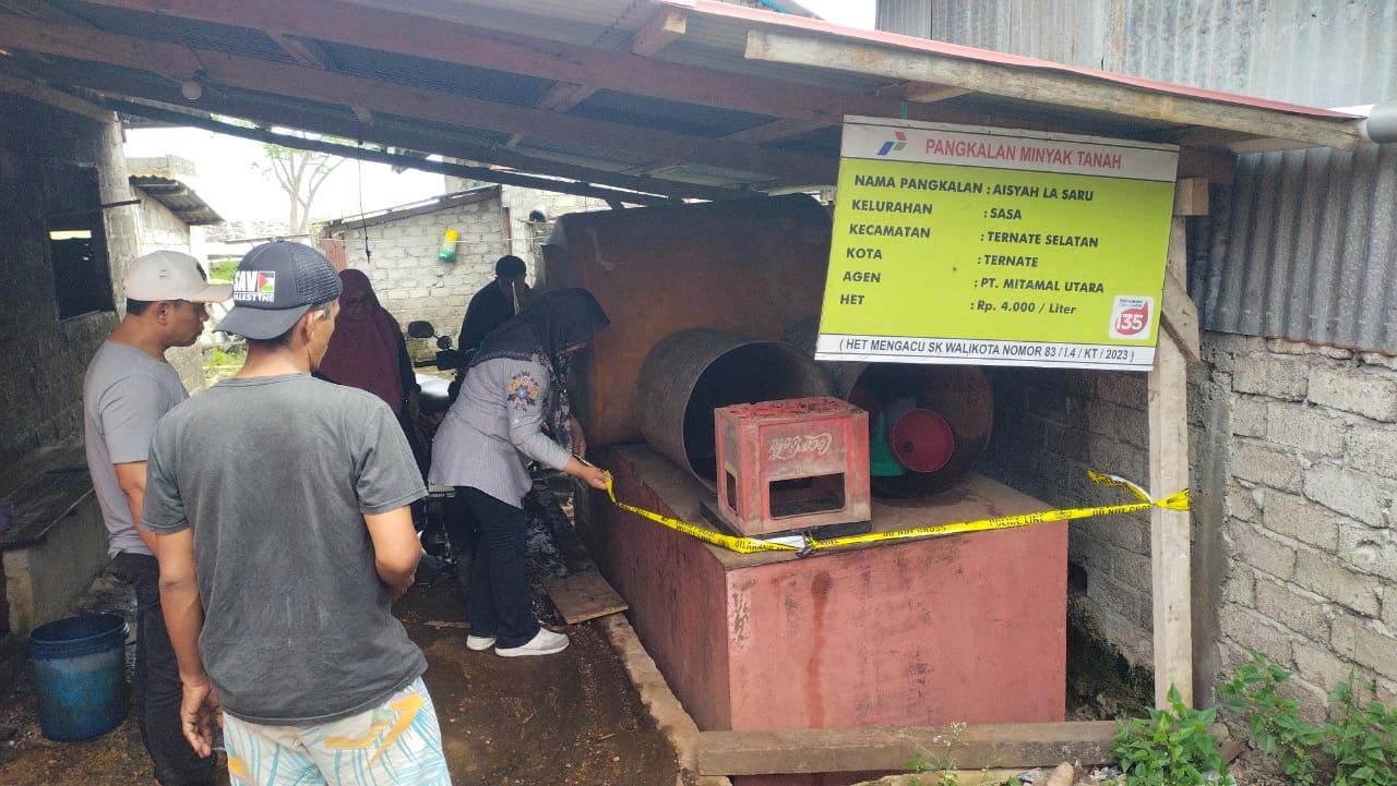 Polisi Pasang Police Line di Dua Pengkalan Minyak Tanah