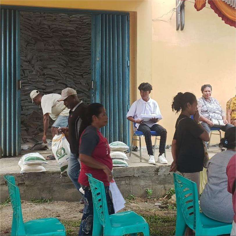 Pemkab Kaimana Salurkan Bantuan Beras kepada Warga